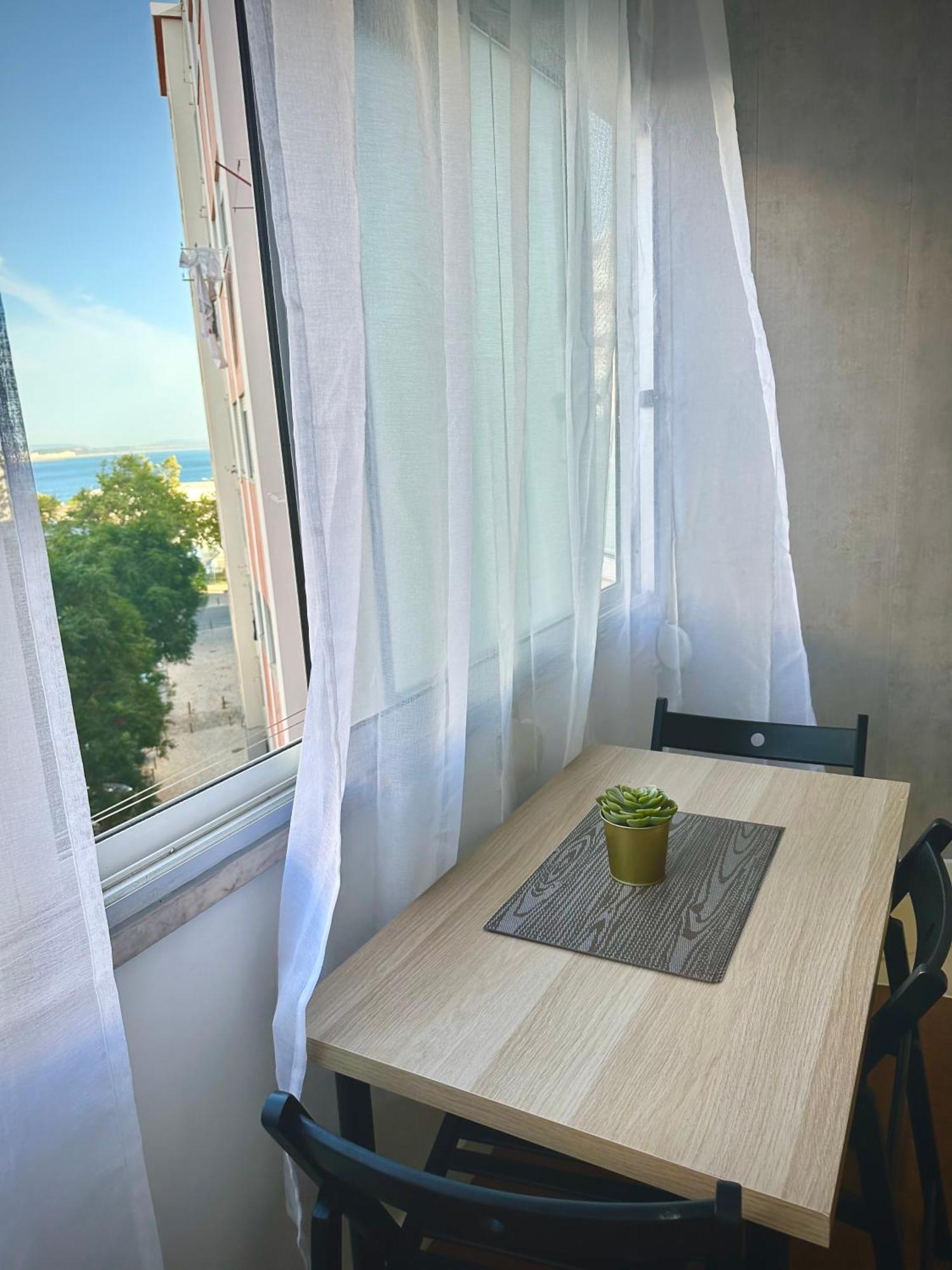 Sea View Apartment & 4 Minutes Walk To The Beach Paço de Arcos Exteriér fotografie